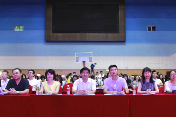 公司党委常务副书记廖清林出席观看晚会